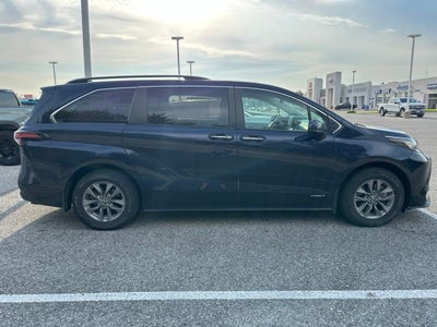 2021 Toyota Sienna XLE 8 Passenger