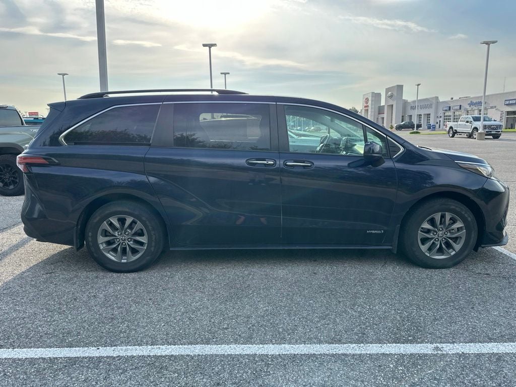 2021 Toyota Sienna XLE 8 Passenger