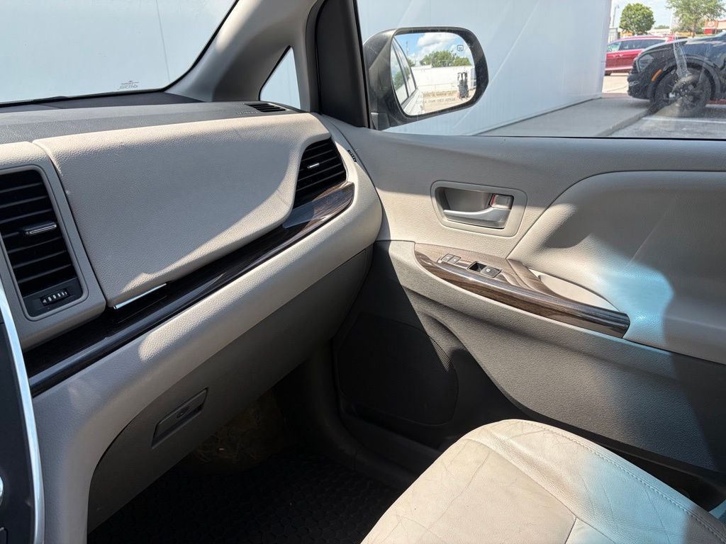 2015 Toyota Sienna XLE 8 Passenger
