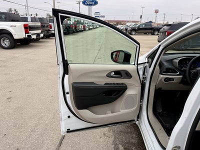 2024 Chrysler Pacifica Hybrid Select