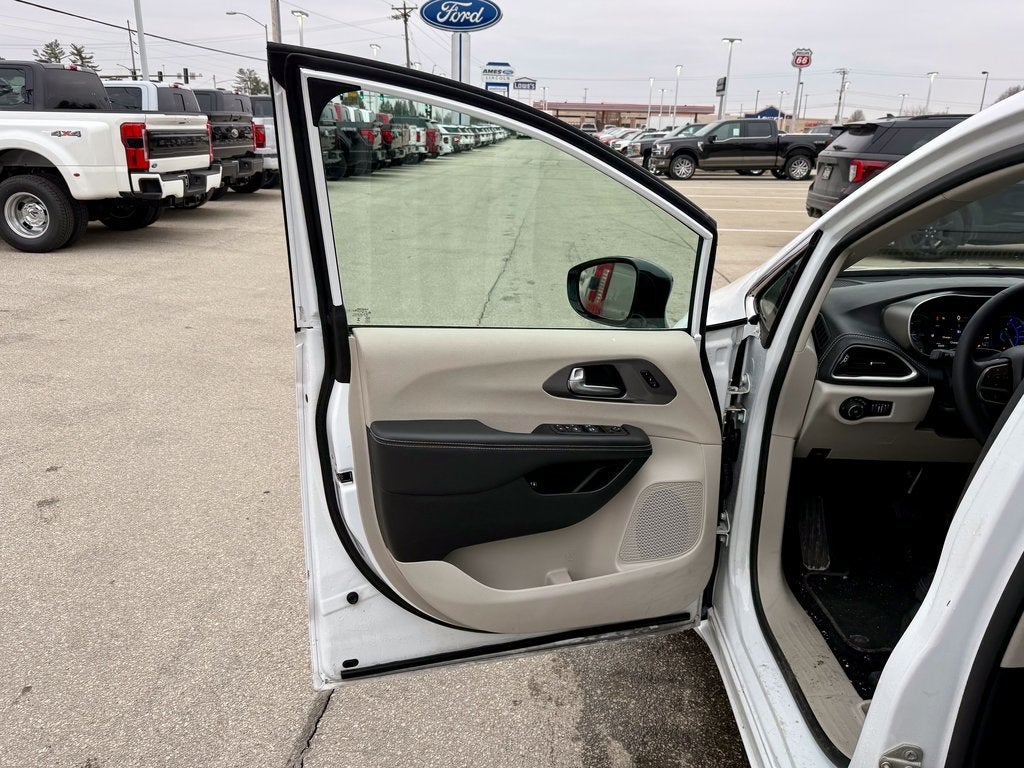 2024 Chrysler Pacifica Hybrid Select