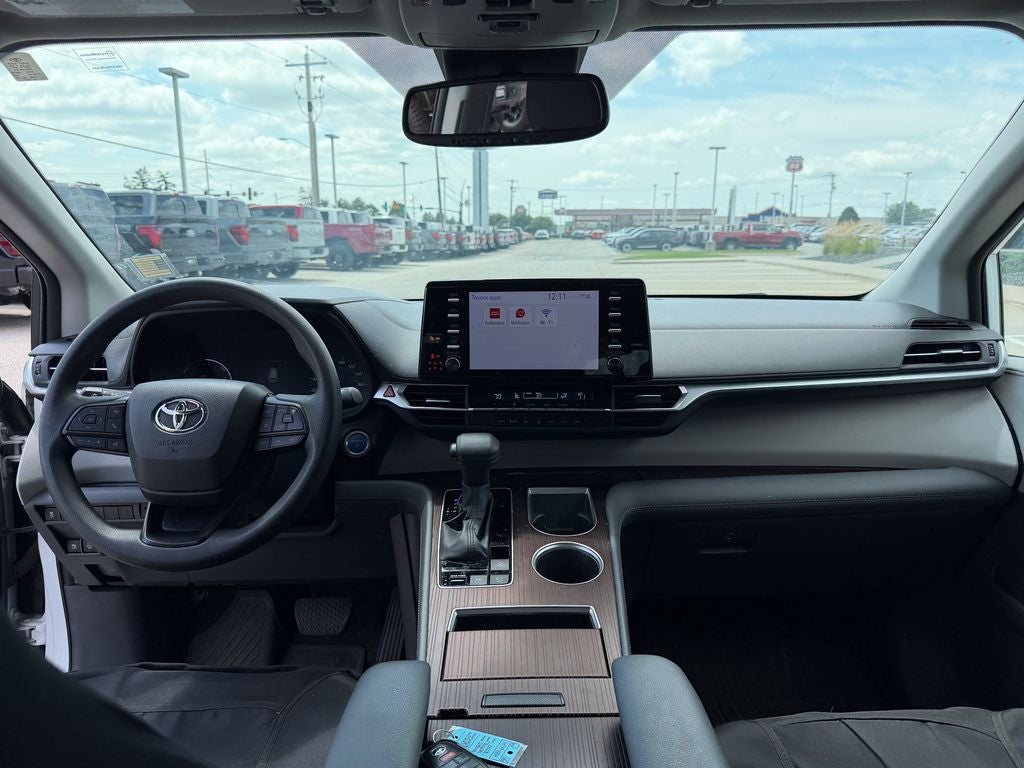 2023 Toyota Sienna LE 8 Passenger