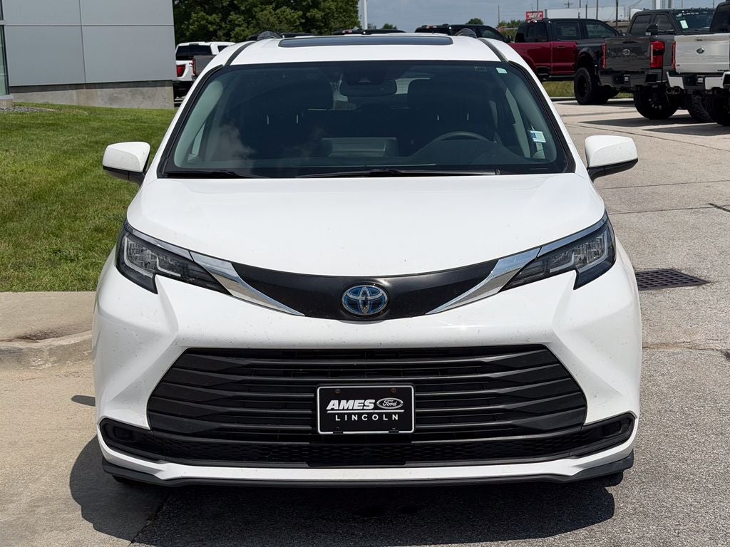 2023 Toyota Sienna LE 8 Passenger