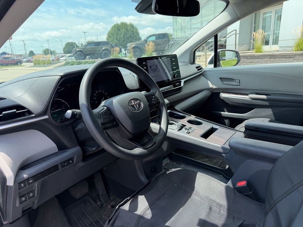 2023 Toyota Sienna LE 8 Passenger