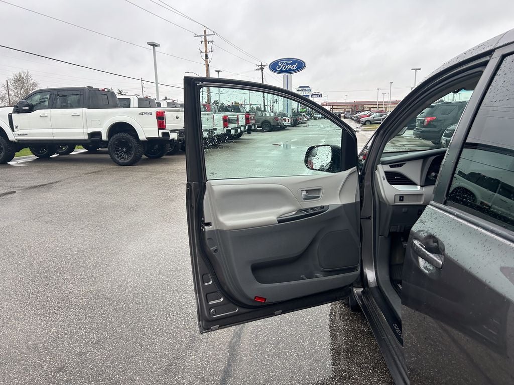 2017 Toyota Sienna LE 8 Passenger