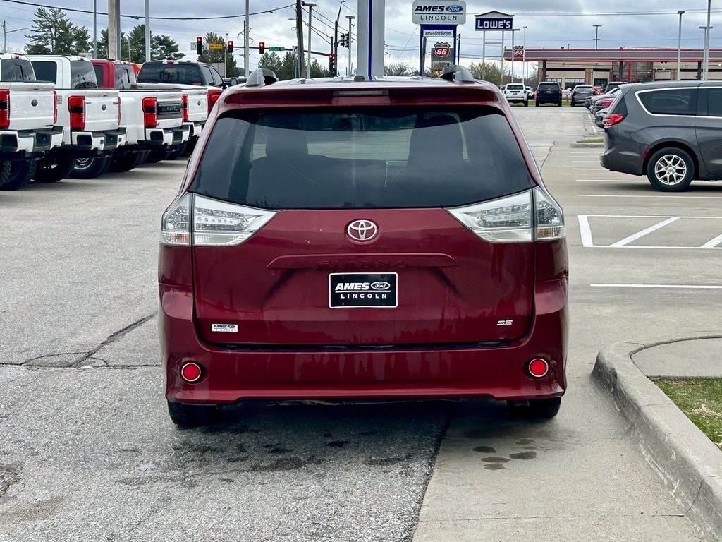 2017 Toyota Sienna SE 8 Passenger