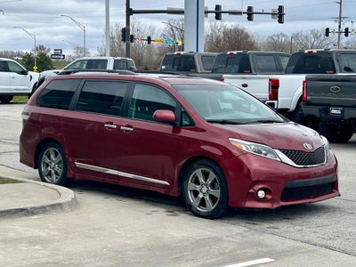2017 Toyota Sienna SE 8 Passenger