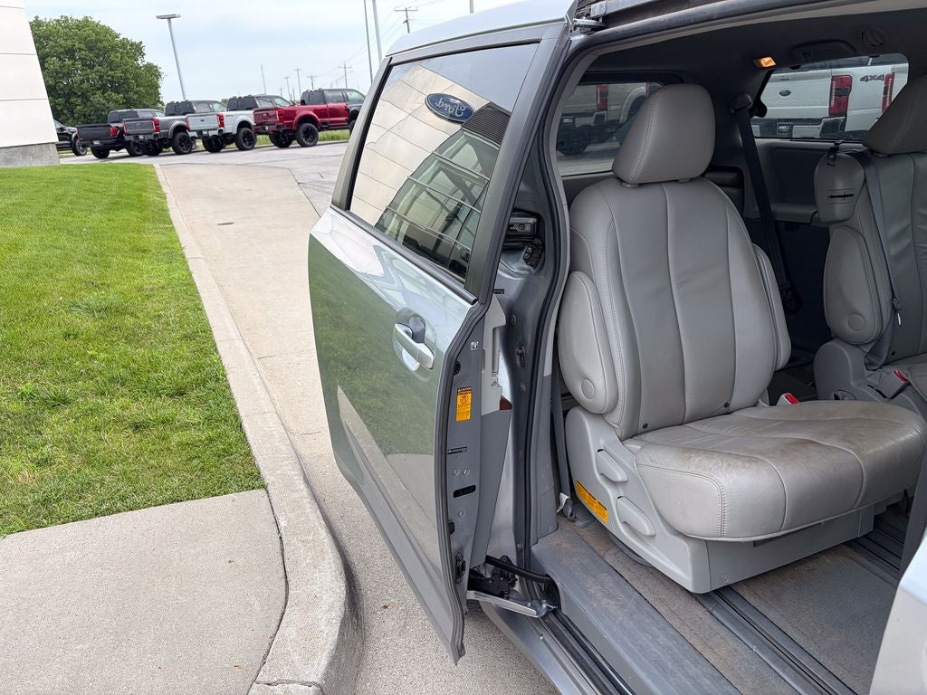 2013 Toyota Sienna XLE 8 Passenger