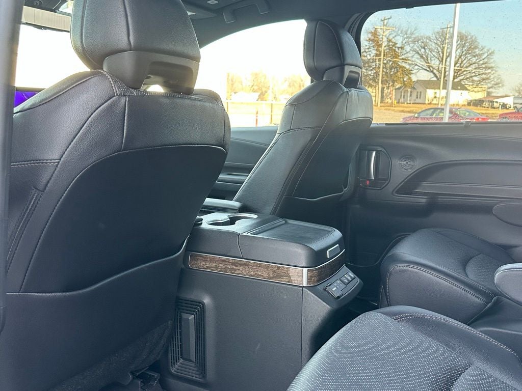 2025 Toyota Sienna Platinum Hybrid 7 Passenger