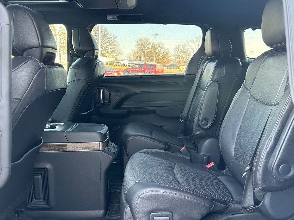 2025 Toyota Sienna Platinum Hybrid 7 Passenger