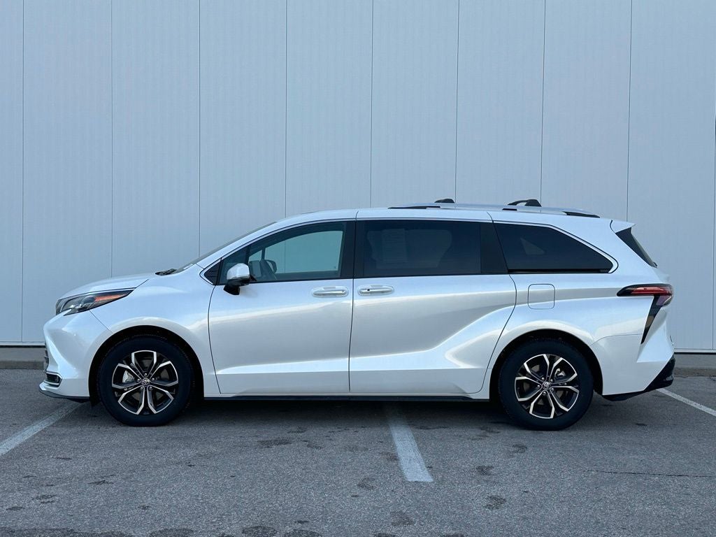 2025 Toyota Sienna Platinum Hybrid 7 Passenger