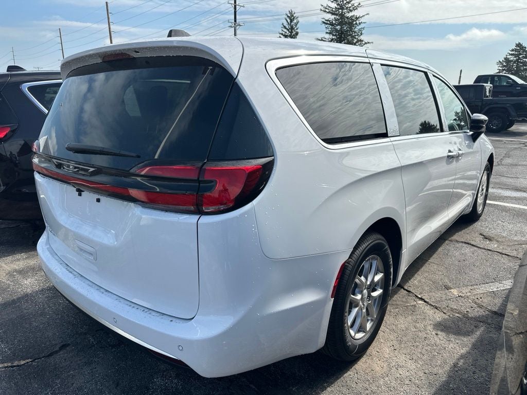 2027 Chrysler Pacifica Select