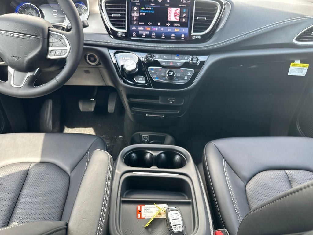 2027 Chrysler Pacifica Select