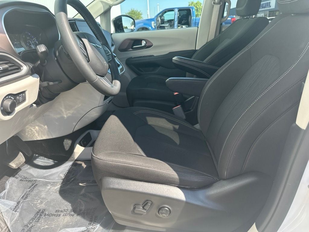 2024 Chrysler Voyager LX