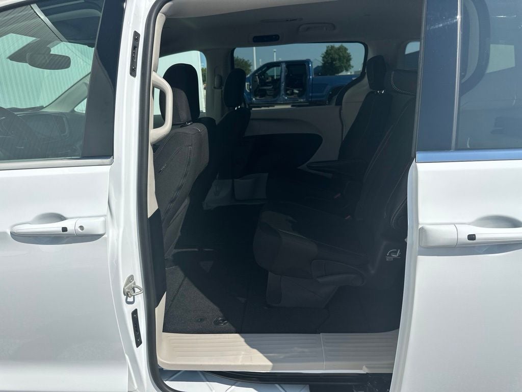 2024 Chrysler Voyager LX