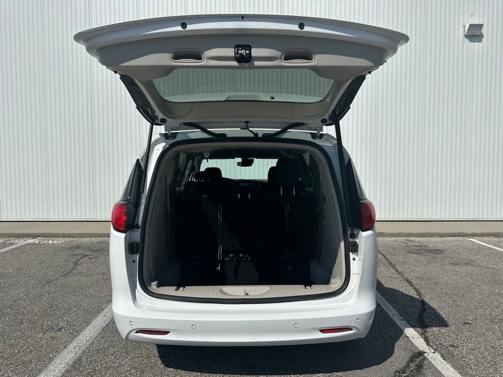 2024 Chrysler Voyager LX