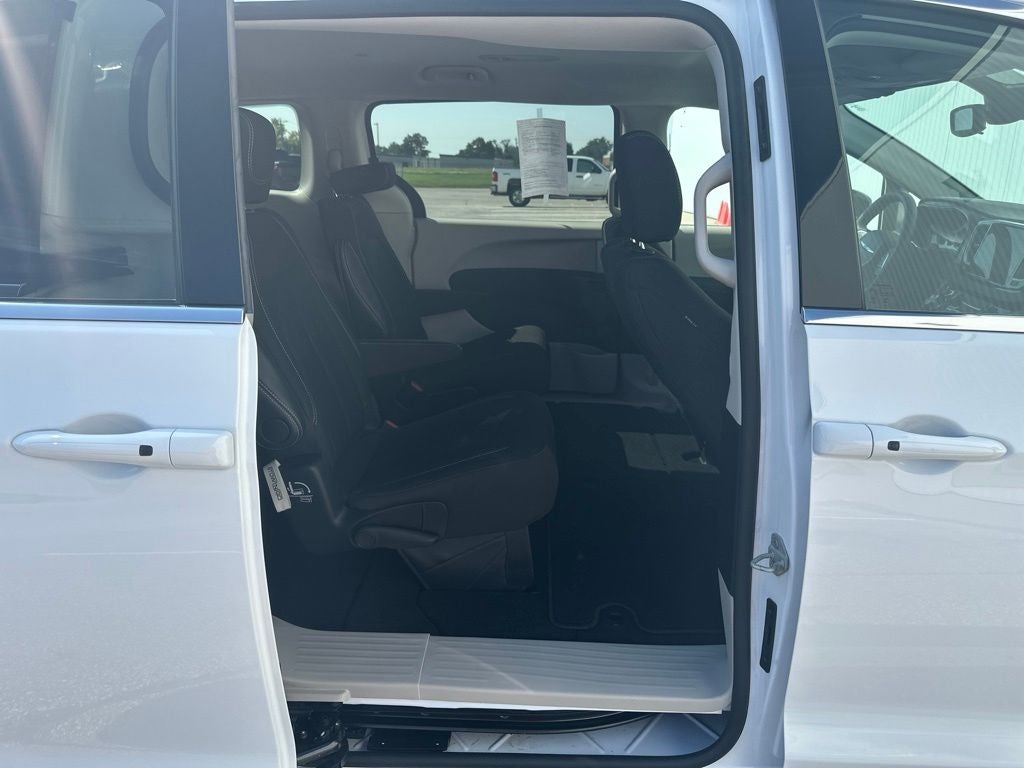 2024 Chrysler Voyager LX