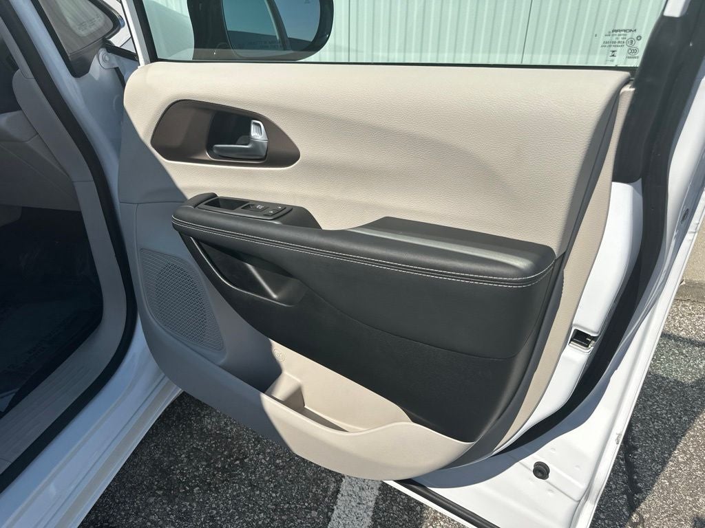 2024 Chrysler Voyager LX