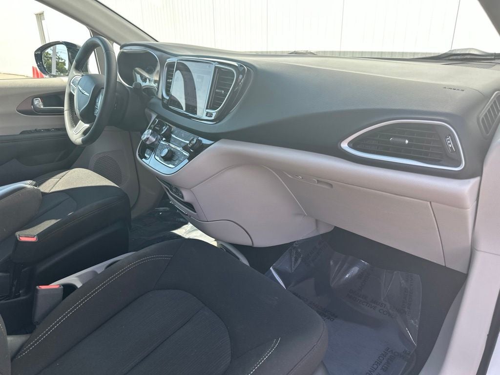 2024 Chrysler Voyager LX