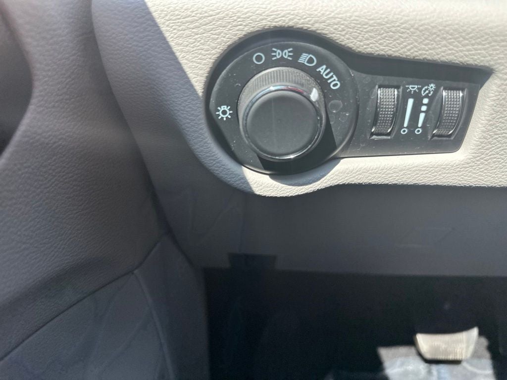 2024 Chrysler Voyager LX
