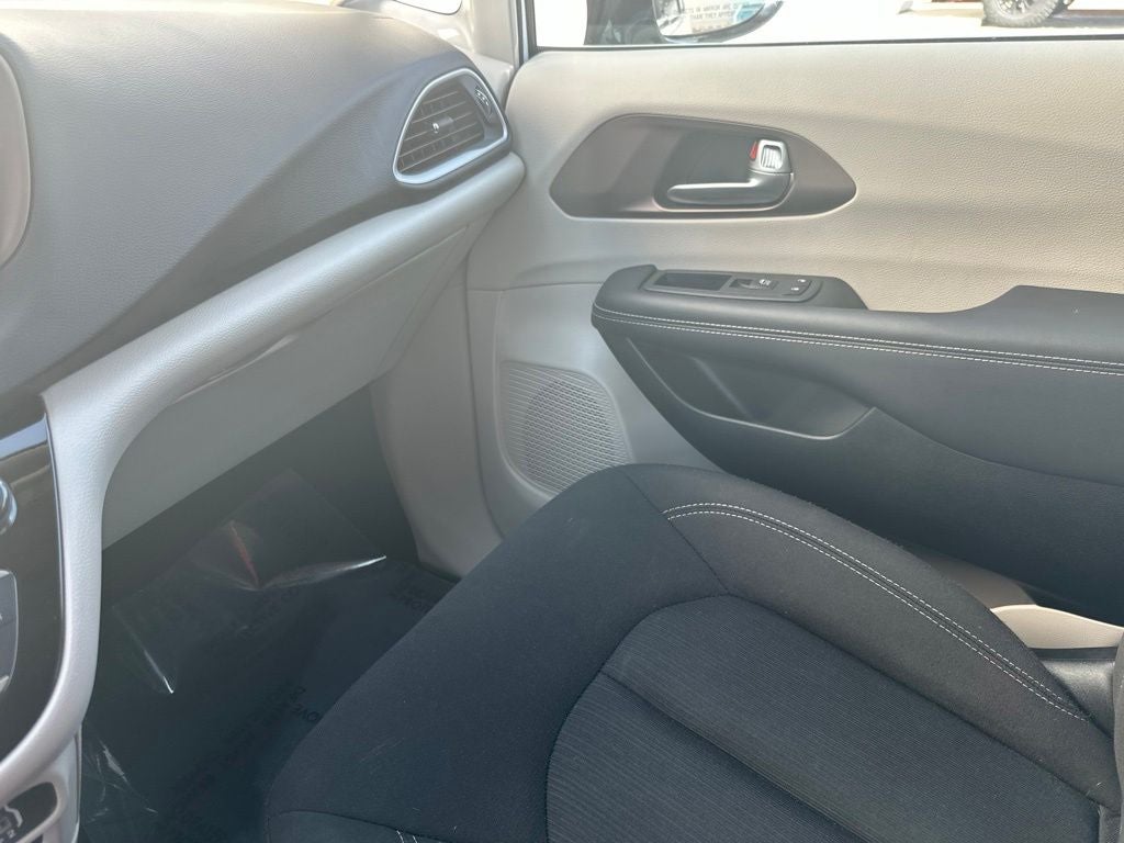 2024 Chrysler Voyager LX