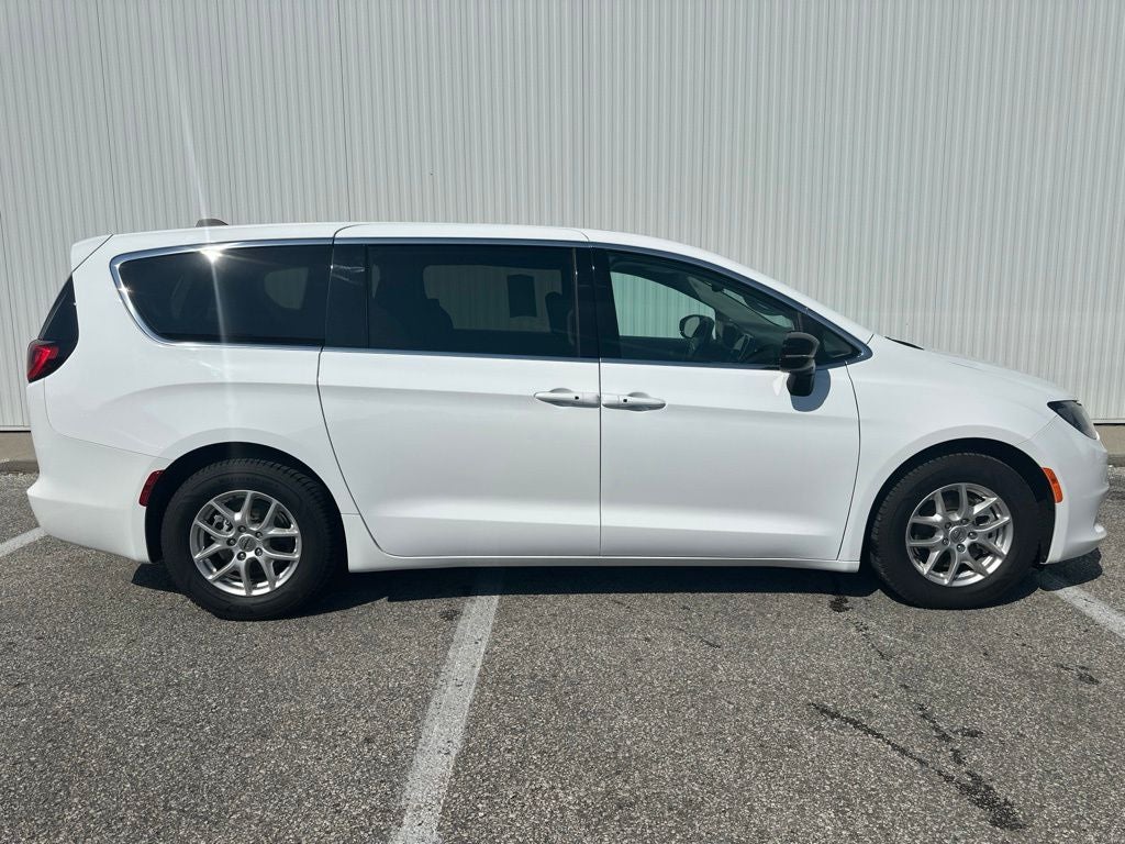 2024 Chrysler Voyager LX