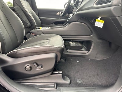 2027 Chrysler Pacifica Limited