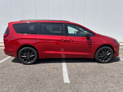 2027 Chrysler Pacifica Limited